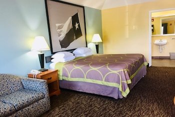 Super 8 by Wyndham Montgomery/ Lake Conroe