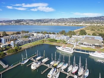 DoubleTree by Hilton Hotel Berkeley Marina
