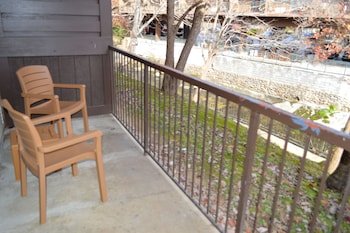 Econo Lodge Inn & Suites on the River