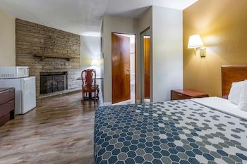 Econo Lodge Inn & Suites on the River