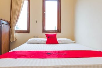 RedDoorz Near Pasar Pagi Cirebon 2