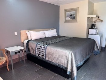 California Inn Hotel & Suites