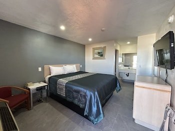 California Inn Hotel & Suites