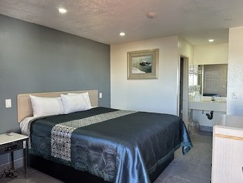 California Inn Hotel & Suites