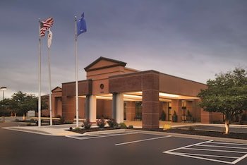 DoubleTree by Hilton Hotel Milwaukee - Brookfield
