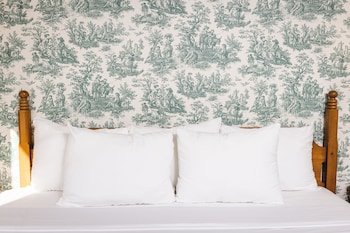 Williamsburg Woodlands Hotel & Suites, an official Colonial Williamsburg Hotel