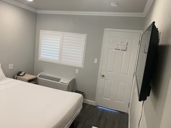 Elmwood Motel