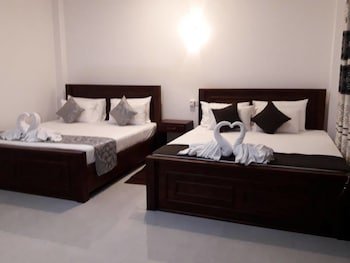 Airport Grand Holiday Home