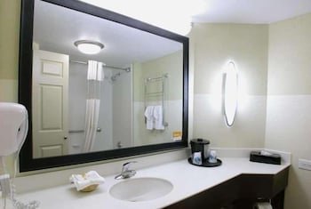 La Quinta Inn & Suites by Wyndham Raleigh Cary