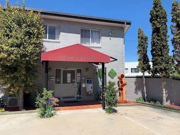 Crest Motor Inn