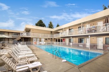 Siesta Suites Kelowna