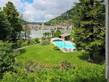 Villa Rhôna