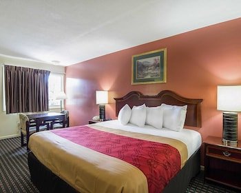 Econo Lodge North