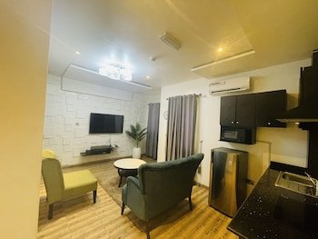 James Court Hotel & Luxury Apartments