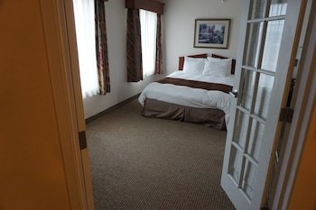 River Hills Hotel