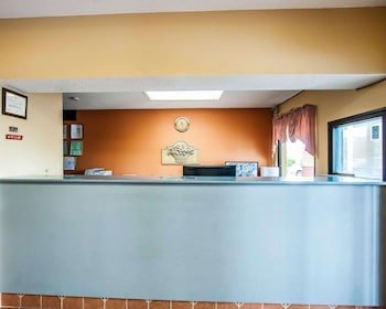 Econo Lodge Inn & Suites