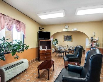 Econo Lodge Inn & Suites