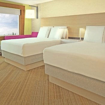 Holiday Inn Express and Suites Detroit/Sterling Heights