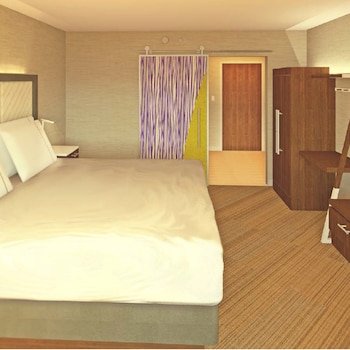 Holiday Inn Express and Suites Detroit/Sterling Heights