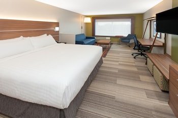Holiday Inn Express and Suites Detroit/Sterling Heights