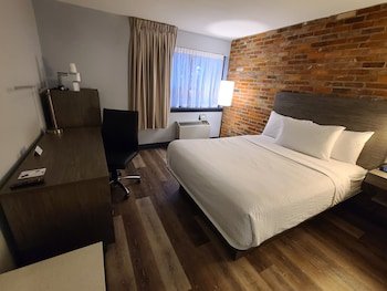 Travelodge by Wyndham Barrie on Bayfield