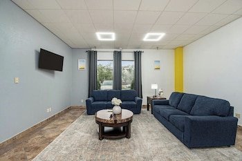 Days Inn & Suites by Wyndham Mt Pleasant