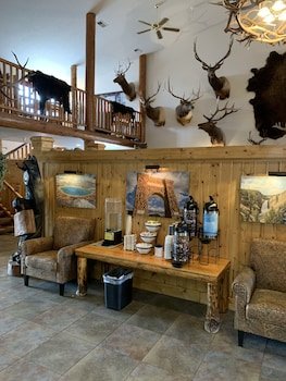 Antler Lodge - Gardiner MT
