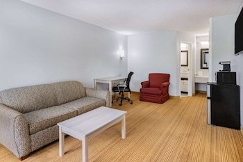Days Inn & Suites by Wyndham Williamsburg Colonial