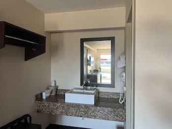 Travelodge By Wyndham Holland/Toledo