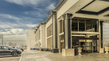 Woodbine Hotel and Suites