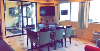 Super 8 by Wyndham Hartford