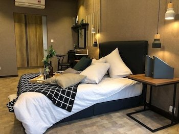 Expressionz Professional Suites by SYNC Management