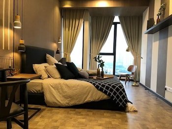 Expressionz Professional Suites by SYNC Management