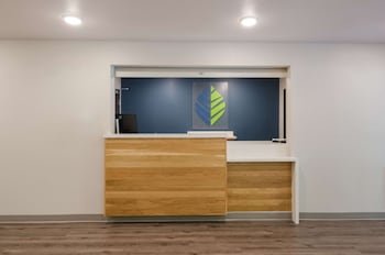 WoodSpring Suites