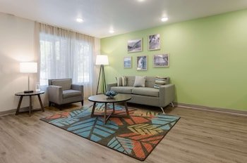 WoodSpring Suites