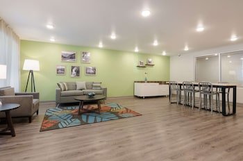 WoodSpring Suites