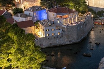 Sea Rocks Residence
