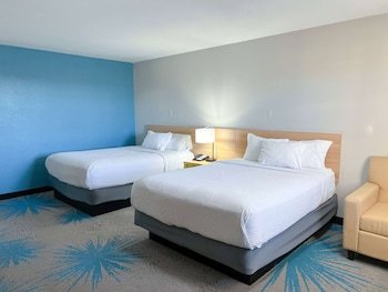 Days Inn & Suites by Wyndham Santa Rosa
