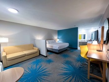 Days Inn & Suites by Wyndham Santa Rosa