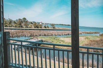The Burrus House Inn Waterfront Suites