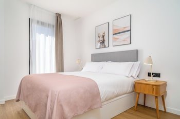 limehome Barcelona Plaça Pirineus