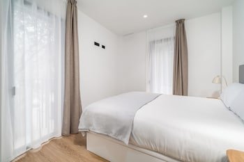 limehome Barcelona Plaça Pirineus
