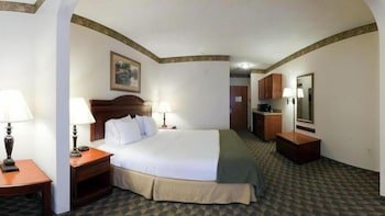 Holiday Inn Express Hotel & Suites Laurinburg