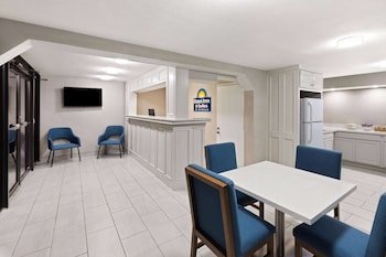 Days Inn & Suites by Wyndham Vicksburg