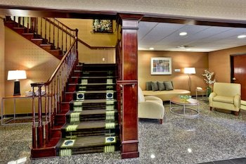 Holiday Inn Express & Suites Woodhaven
