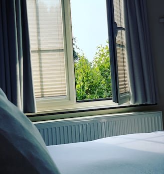 Hotel Au Nom De Dieu