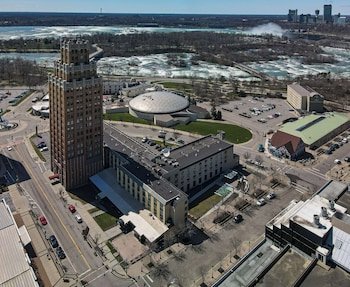 Quality Hotel & Suites At The Falls