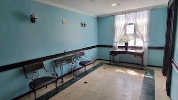 Leisure Cove Hotel & Apartment