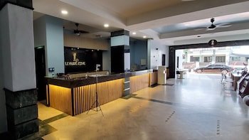 Leisure Cove Hotel & Apartment