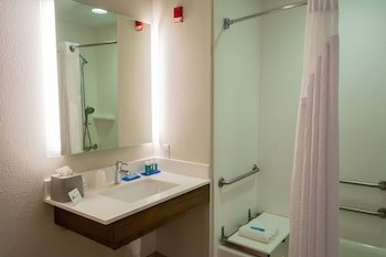 Holiday Inn Express & Suites Muskogee